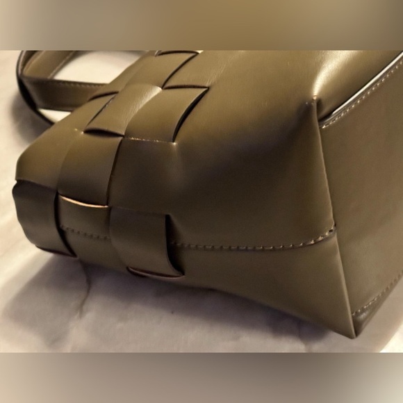 GUESS Woven Tote Bag also have wallet in closet minor wear on corner 11x8in - Picture 4 of 12